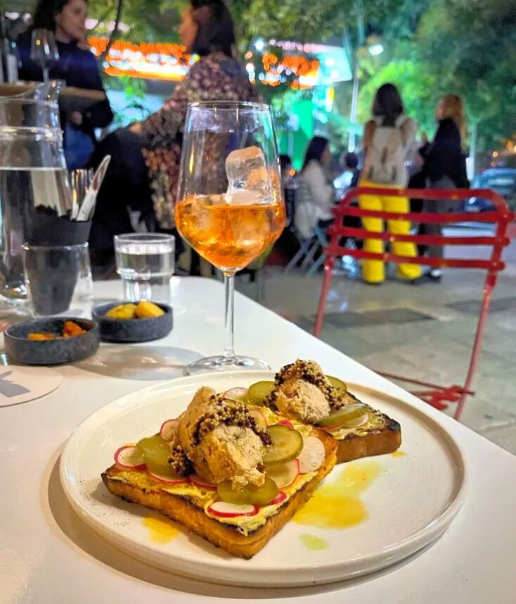 Έπρεπε, Κυψέλη