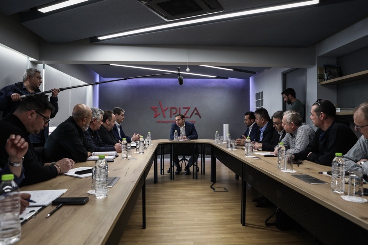 Ο πρόεδρος του ΣΥΡΙΖΑ, Αλέξης Τσίπρας, με εκπροσώπους σωματείων εργαζομένων στον σιδηρόδρομο