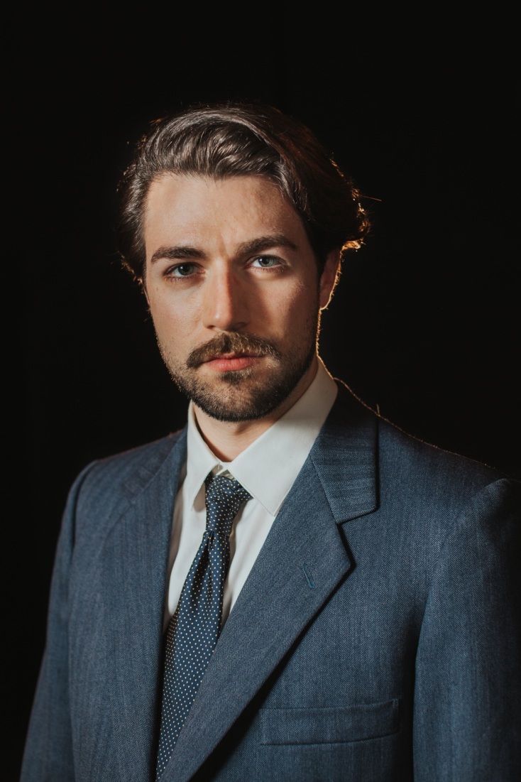 Ο Χάρης Ηλιάδης στον ρόλο του συγγραφέα Κρίστοφερ Ίσεργουντ