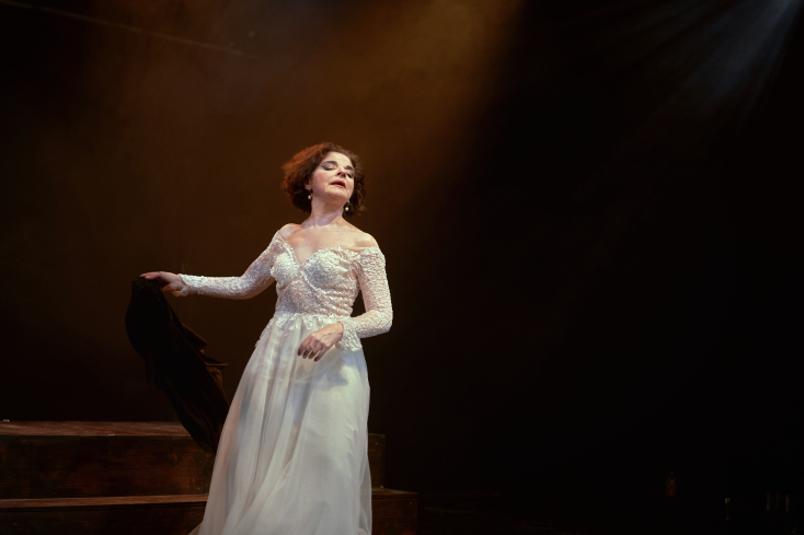 Η Μάνια Παπαδημητρίου ως Ιοκάστη στον "Οιδίποδα τύραννο" σε σκηνοθεσία Θανάση Σαράντου