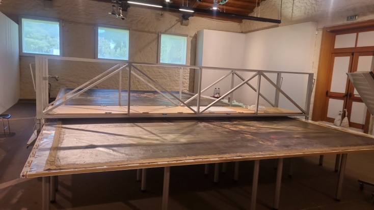 Η ειδική γέφυρα που δημιουργήθηκε για τις ανάγκες συντήρησης του έργου "30η Μαρτίου 1814"