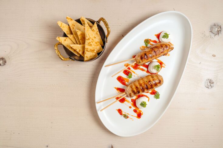 Σεφταλιά κοτόπουλου που σερβίρεται με γλυκόξινη σάλτσα, αρωματικό γιαούρτι και χειροποίητα πιτάκια