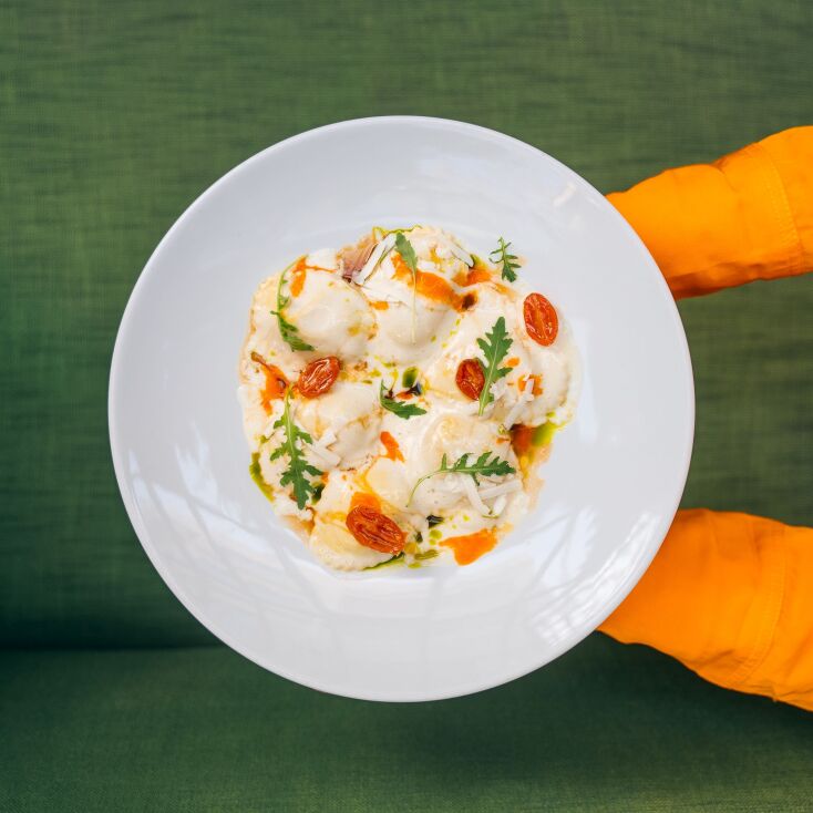 Σπιτικές ραβιόλες με κοτόπουλο, ξινομηζύθρα, φουρνιστά ντοματίνια και ρόκα