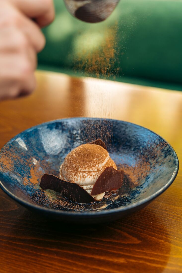 Τιραμισού με μαρέγκα σοκολάτας, αφρό ελληνικού καφέ και παγωτό