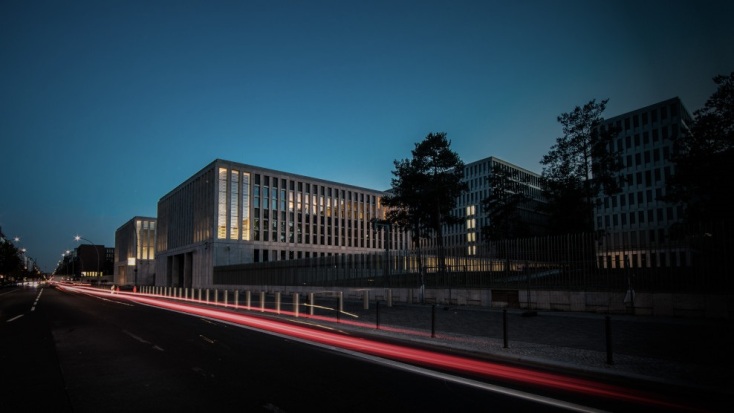 Διεθνή κυκλώματα κατασκόπων: Από τη CIA στις ρωσικές μυστικές υπηρεσίες - Μαρτυρίες για τη στρατολόγηση, την εκπαίδευση και δράση τους στο διεθνές πεδίο.