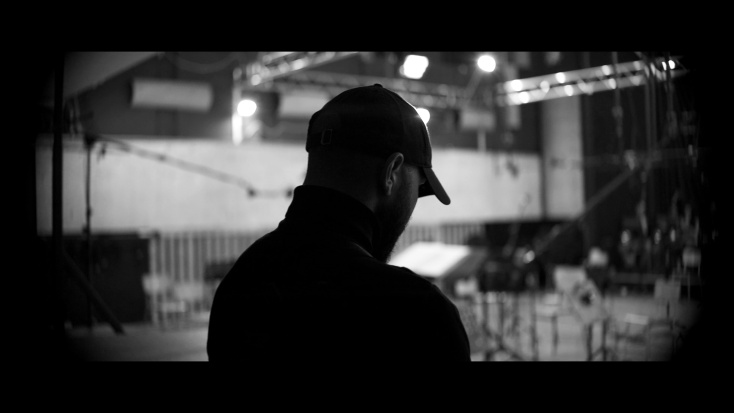 Ο μουσικός παραγωγός και σκηνοθέτης Φώτης Γεωργιάδης aka Beats Pliz, μιλάει για τη δημιουργία του πρώτου συμφωνικού ραπ άλμπουμ και του ντοκιμαντέρ «Arte Povera».