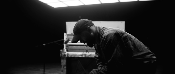 Ο μουσικός παραγωγός και σκηνοθέτης Φώτης Γεωργιάδης aka Beats Pliz, μιλάει για τη δημιουργία του πρώτου συμφωνικού ραπ άλμπουμ και του ντοκιμαντέρ «Arte Povera».