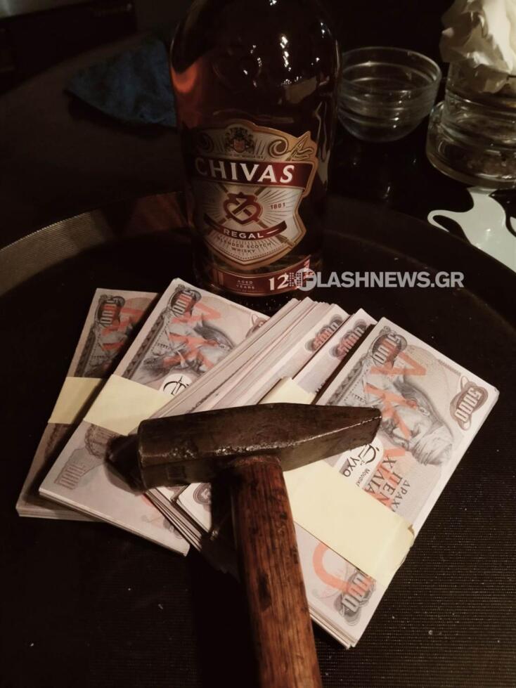 Έσπασαν πιάτα και μπιντέδες και έκαψαν πεντοχίλιαρα σε γλέντι που θύμισε παλιές εποχές στην Κρήτη - Η ταβέρνα έκλεισε με ιδιαίτερο τρόπο τη σεζόν.