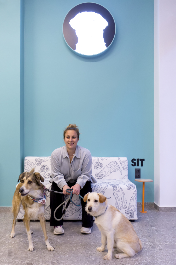 γυναίκα με σκυλιά 