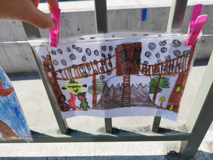 Σε εξέλιξη η εικαστική δράση «Μεγάλη Μπουγάδα» έξω από το Γαλλικό Ινστιτούτο της Θεσσαλονίκης, με άπλωμα ζωγραφιών, φωτογραφιών, κολάζ, κειμένων και ποιημάτων.