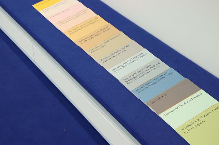 Μιχαήλ Καρίκης, "Η βιβλιοθήκη της πολιτικής αγάπης" (2017) (εγκατάσταση με βιβλία)