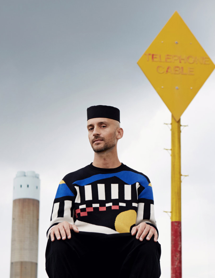 Ο Μιχαήλ Καρίκης παρουσιάζει δουλειά του στο ΕΜΣΤ