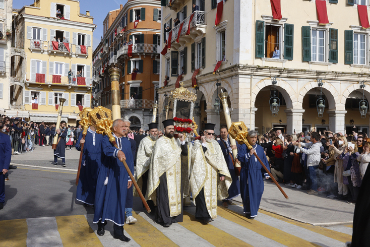 Περιφορά του σκηνόματος του Αγίου Σπυρίδωνα. 