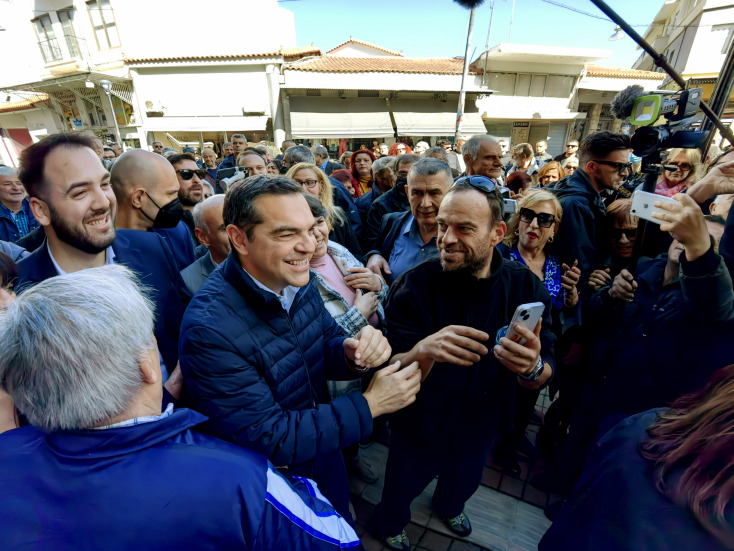 Ο Αλέξης Τσίπρας με πολίτες στο Άργος