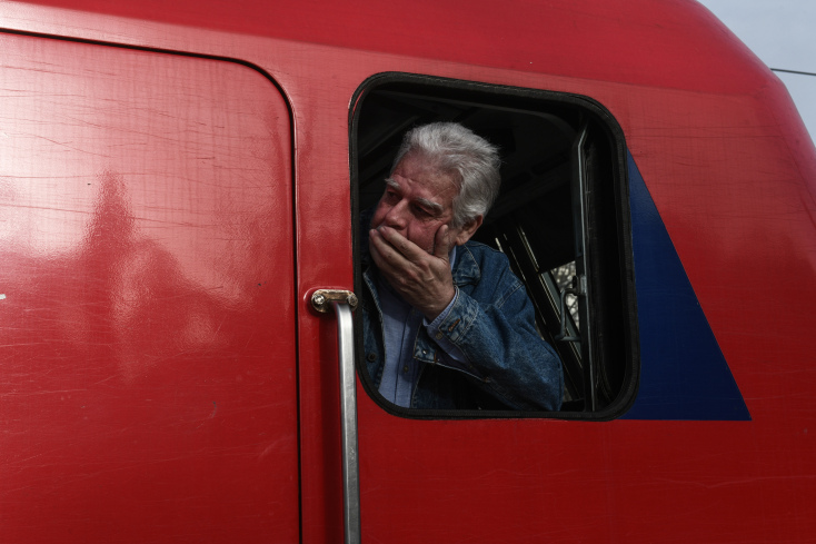 Δάκρυσε ο πρόεδρος του ΟΣΕ Παναγιώτης Τερζάκης στο πρώτο δρομολόγιο μετά τα Τέμπη