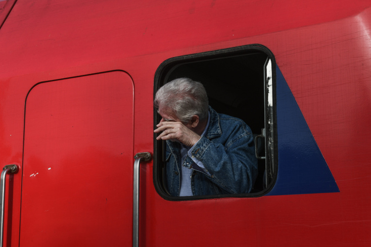 Δάκρυσε ο πρόεδρος του ΟΣΕ Παναγιώτης Τερζάκης στο πρώτο δρομολόγιο μετά τα Τέμπη