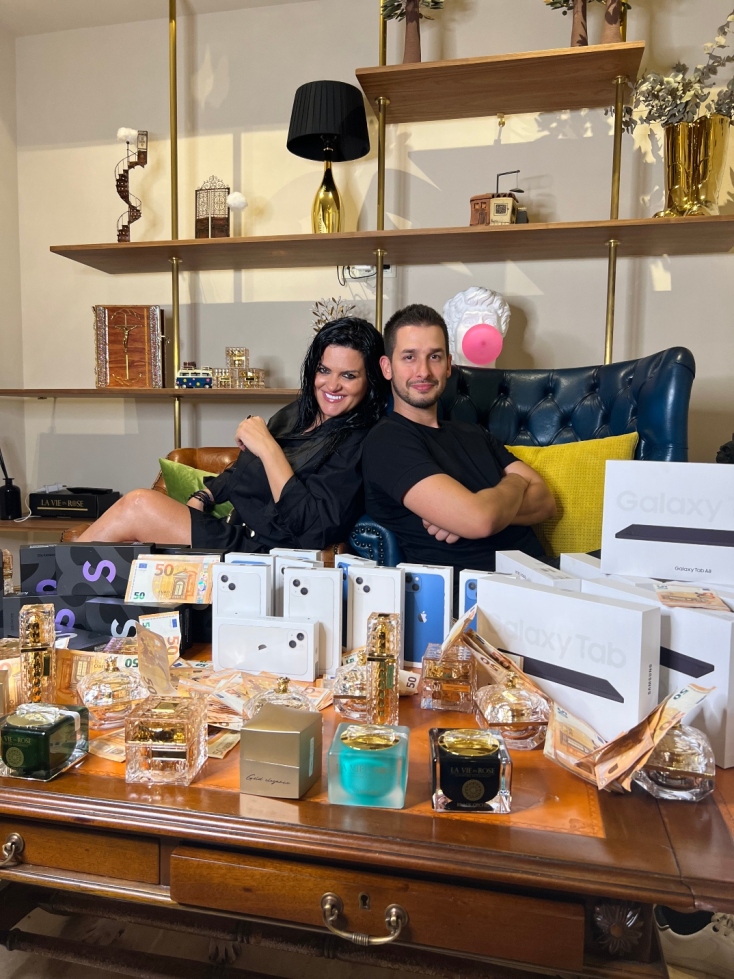 Η Δήμητρα Κατσαφάδου και ο Άγγελος Πάτσης, ο ιδρυτής της σελίδας «Πλάκα έχει» 