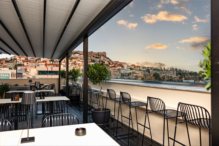 Epicure suites: Τι περιλαμβάνουν οι δώδεκα σουίτες πολυτελείας στην Καβάλα, στο νεοκλασικό κτίριο του 20ού αιώνα.