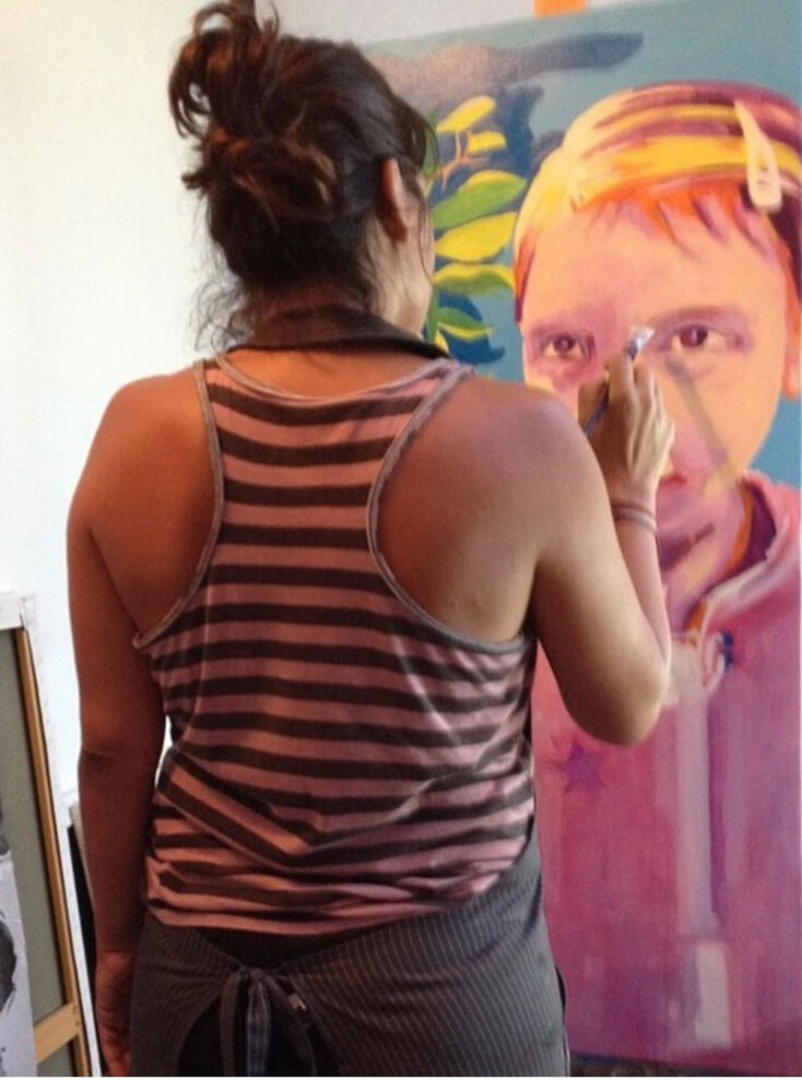 Η ζωγράφος Βάσω Πουρίδου στο ατελιέ της.