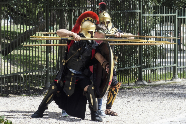 Πολίτες ντυμένοι αρχαίοι Έλληνες κάτω από την Ακρόπολη