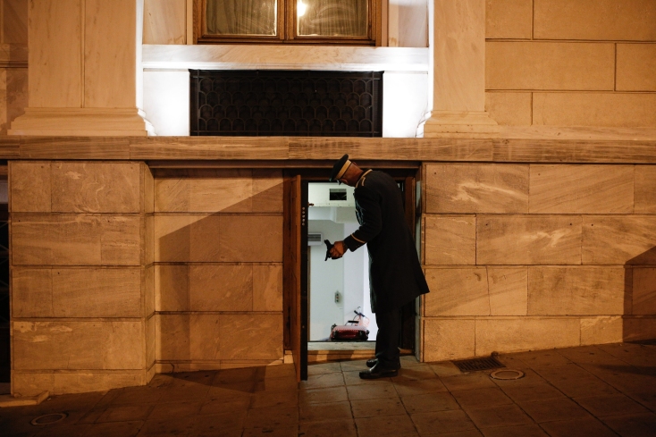 Υπάλληλος ξενοδοχείου στην Αθήνα ανοίγει βοηθητικό χώρο