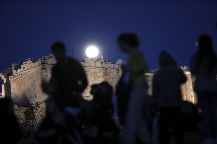 H ροζ πανσέληνος θα κοσμήσει τον ουρανό το βράδυ της Τετάρτης 5 Απριλίου - Από πού αντλεί την ονομασία της, με ποιες παραδόσεις συνδέεται.