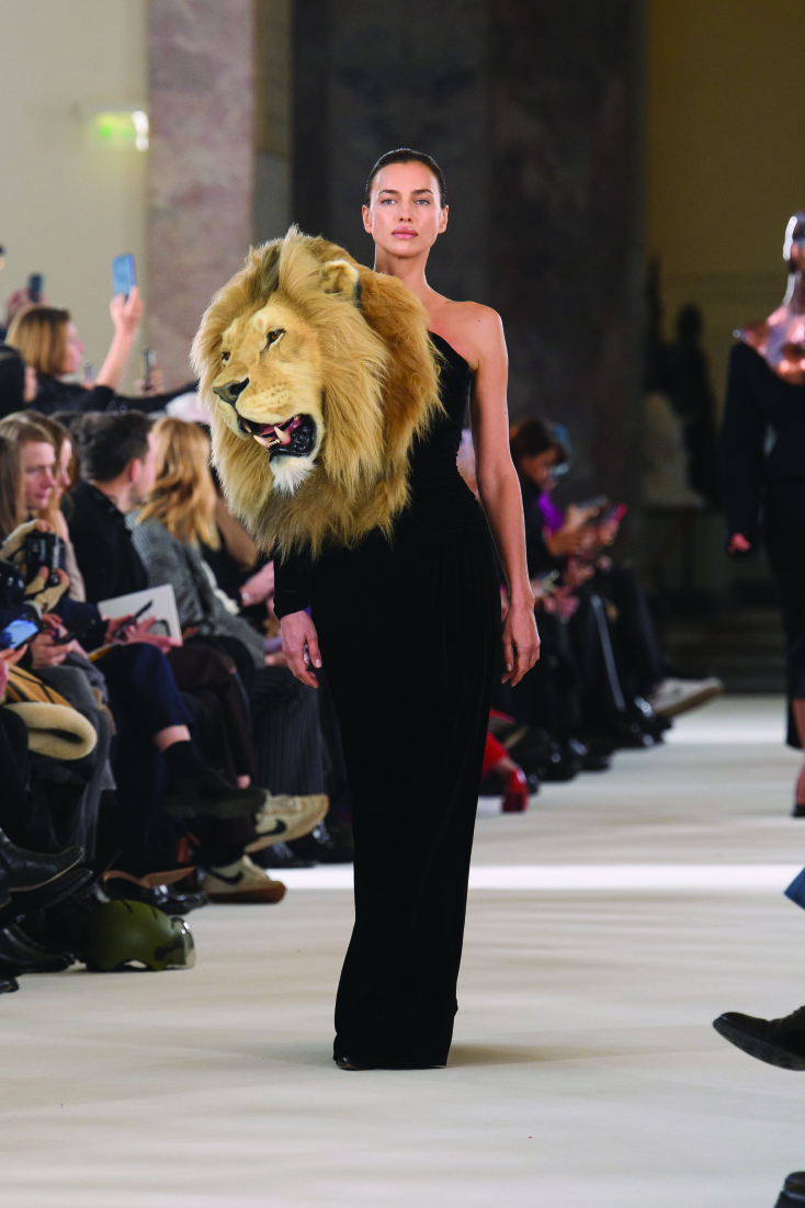 Η Irina Shayk στην επίδειξη SS23 Sciaparaelli