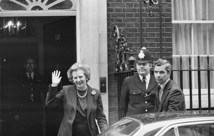 Η Μάργκαρετ Θάτσερ έξω από την πρωθυπουργική κατοικία, στον αριθμό 10 της Ντάουνινγκ Στριτ