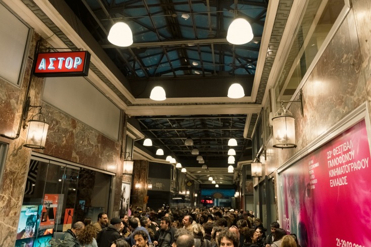 Guardian: «Επίθεση στον πολιτισμό» - Οι λάτρεις των κινηματογράφων της Αθήνας πολεμούν για τη διάσωση των Ιντεάλ και Άστορ.