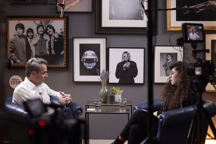 Ο Μάνος Βουλαρίνος σχολιάζει τις αντιδράσεις για τη συνέντευξη του Κυριάκου Μητσοτάκη στο podcast «Μπούκλα 99» και στη Νεφέλη Μεγκ.