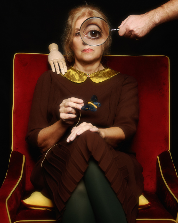 Η Ελένη Ζιώγα ως "Αλίκη" στην παράσταση του Γρηγόρη Χατζάκη