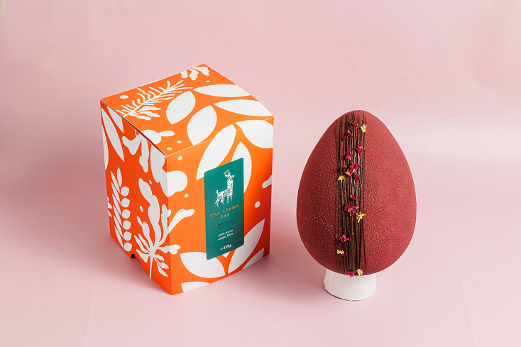 Αυγό με ράσμπερι και φυλλαράκια χρυσού στο Holly Llamma