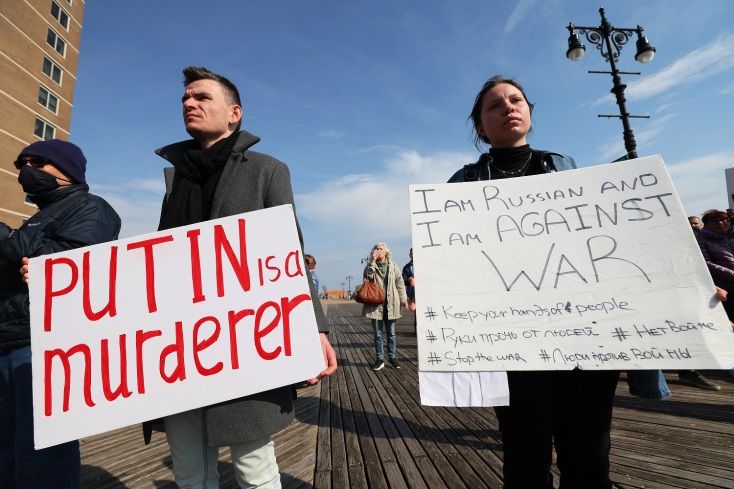 Brighton Beach: Η ιστορία και η εξέλιξη της γειτονιάς της Νέας Υόρκης στην οποία εγκατάσταθηκαν σοβιετικοί μετανάστες, η ρωσική κοινότητα και ο ρόλος της ρωσικής μαφίας.