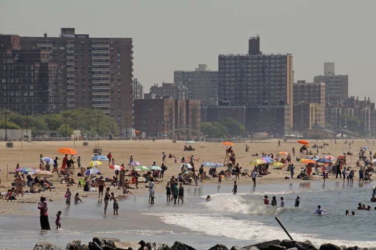 Brighton Beach: Η ιστορία και η εξέλιξη της γειτονιάς της Νέας Υόρκης στην οποία εγκατάσταθηκαν σοβιετικοί μετανάστες, η ρωσική κοινότητα και ο ρόλος της ρωσικής μαφίας.