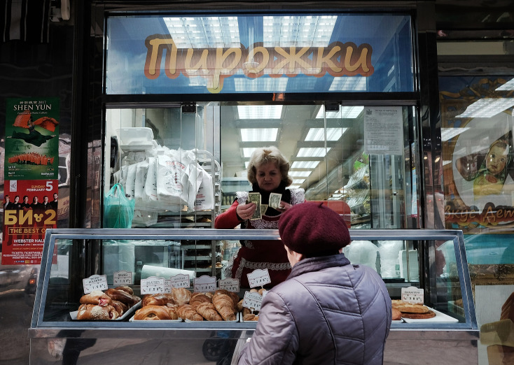 Brighton Beach: Η ιστορία και η εξέλιξη της γειτονιάς της Νέας Υόρκης στην οποία εγκατάσταθηκαν σοβιετικοί μετανάστες, η ρωσική κοινότητα και ο ρόλος της ρωσικής μαφίας.