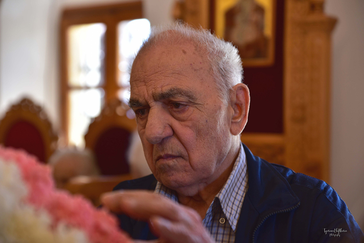 Στολίζοντας τον επιτάφιο στο Δημοτικό Γηροκομείο Χανίων