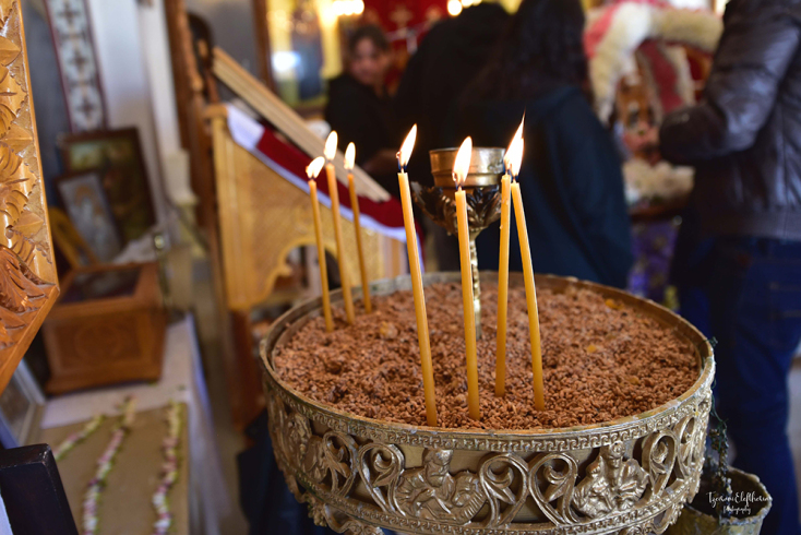 Στολίζοντας τον επιτάφιο στο Δημοτικό Γηροκομείο Χανίων