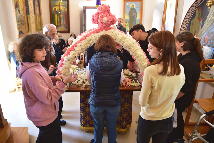 Στολίζοντας τον επιτάφιο στο Δημοτικό Γηροκομείο Χανίων