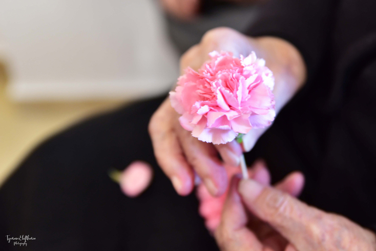 Στολίζοντας τον επιτάφιο στο Δημοτικό Γηροκομείο Χανίων