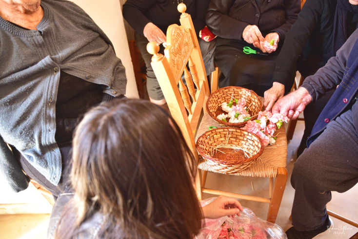 Στολίζοντας τον επιτάφιο στο Δημοτικό Γηροκομείο Χανίων