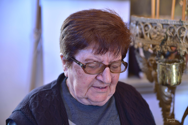 Στολίζοντας τον επιτάφιο στο Δημοτικό Γηροκομείο Χανίων