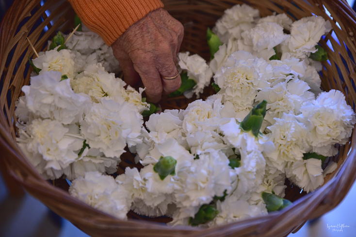 Στολίζοντας τον επιτάφιο στο Δημοτικό Γηροκομείο Χανίων