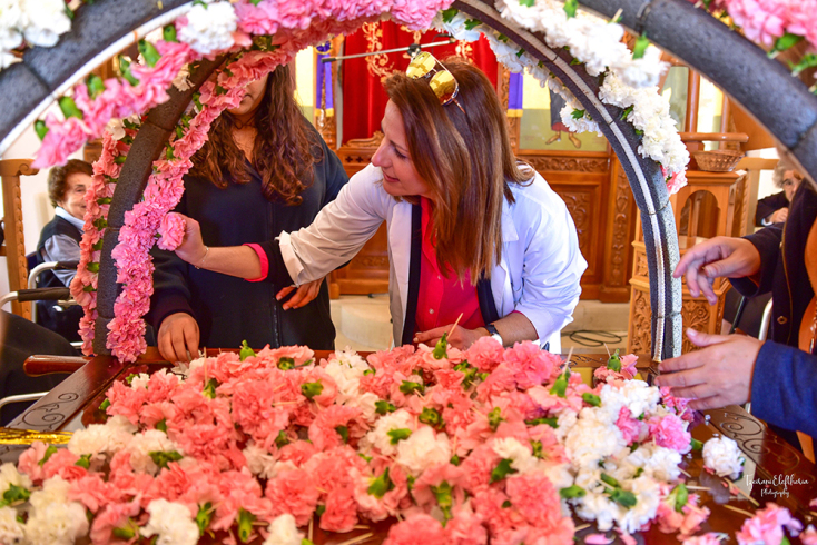 Στολίζοντας τον επιτάφιο στο Δημοτικό Γηροκομείο Χανίων