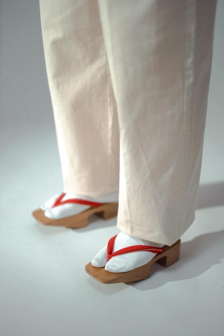 Οι έρευνες των αρχαιολόγων δείχνουν ότι οι αρχαίοι Ρωμαίοι φόρεσαν πρώτοι σανδάλια με κάλτσες. Όπως ειδικές κάλτσες για σανδάλια φορούσαν και οι αρχαίοι Αιγύπτιοι και οι Ιάπωνες.  