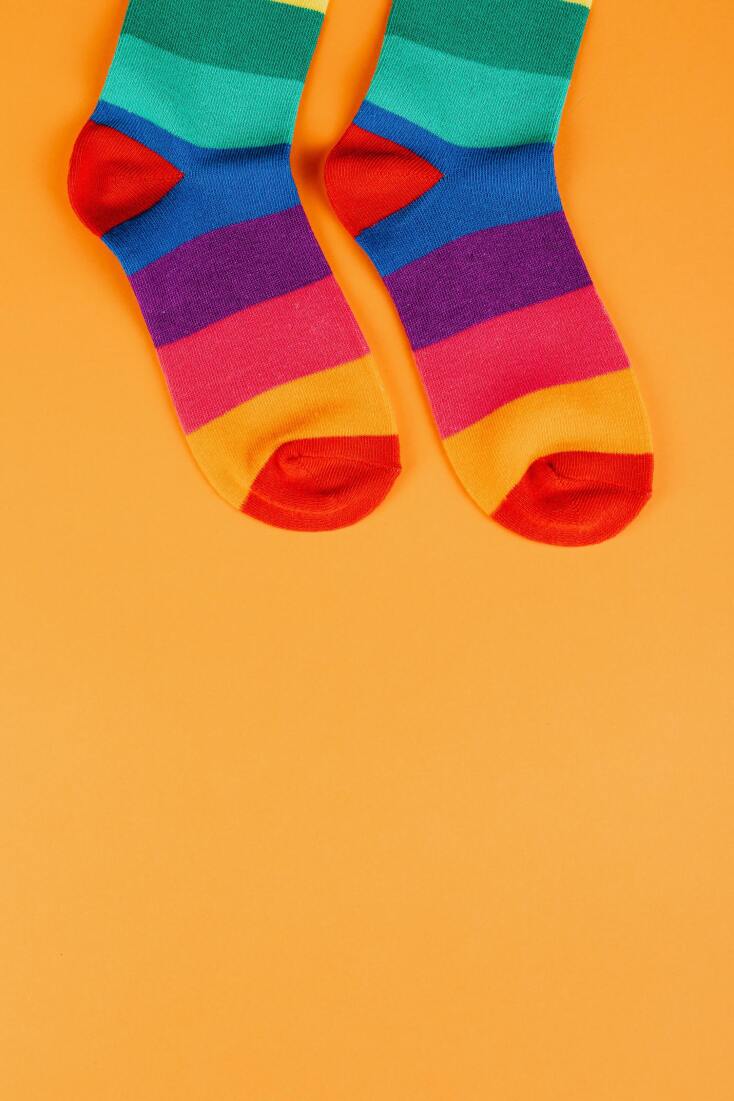 Οι έρευνες των αρχαιολόγων δείχνουν ότι οι αρχαίοι Ρωμαίοι φόρεσαν πρώτοι σανδάλια με κάλτσες. Όπως ειδικές κάλτσες για σανδάλια φορούσαν και οι αρχαίοι Αιγύπτιοι και οι Ιάπωνες. 