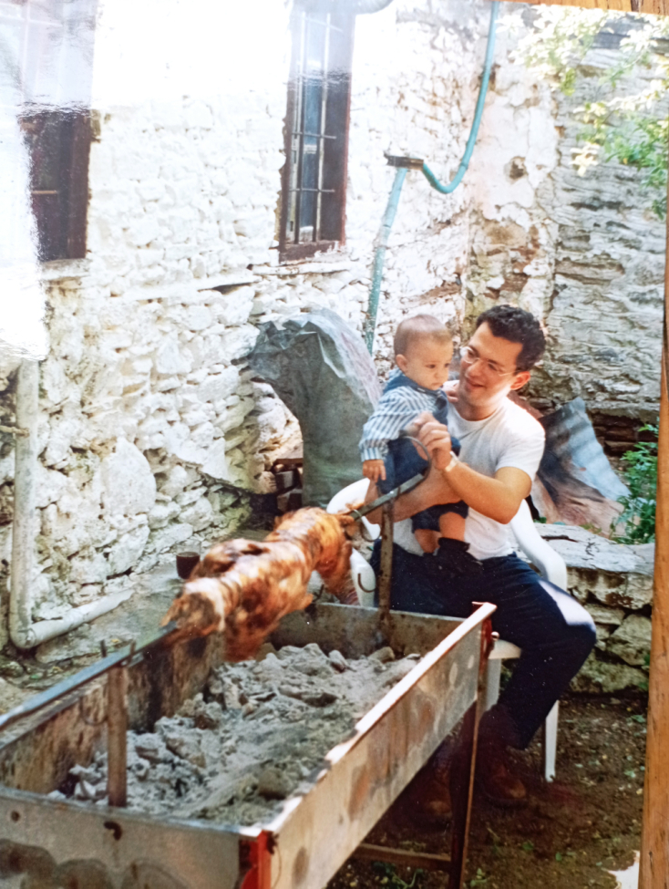 Ο φωτογράφος Γιώργος Καλφαμανώλης με το γιο του, Πέτρο