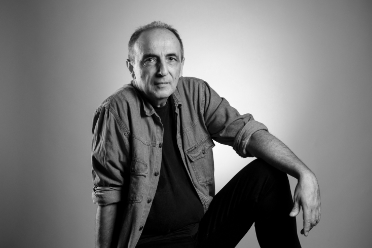 Ο Γιώργος Καρράς μιλάει για το νέο του άλμπουμ «Ασκήσεις Απλότητας» που κυκλοφορεί από τη United We Fly, τη μουσική του πορεία και τις Τρύπες.