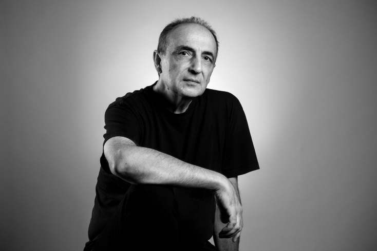 Ο Γιώργος Καρράς μιλάει για το νέο του άλμπουμ «Ασκήσεις Απλότητας» που κυκλοφορεί από τη United We Fly, τη μουσική του πορεία και τις Τρύπες.