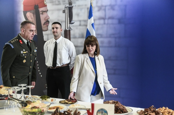 Πάσχα με τους εύζωνες της Προεδρικής Φρουράς για την Πρόεδρο της Δημοκρατίας, Κατερίνα Σακελλαροπούλου