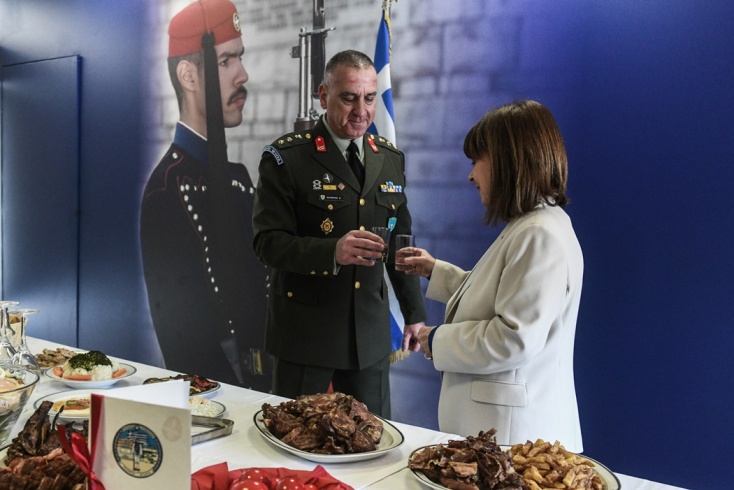 Πάσχα με τους εύζωνες της Προεδρικής Φρουράς για την Πρόεδρο της Δημοκρατίας, Κατερίνα Σακελλαροπούλου